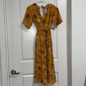 Floral midi dress, with sleeves.